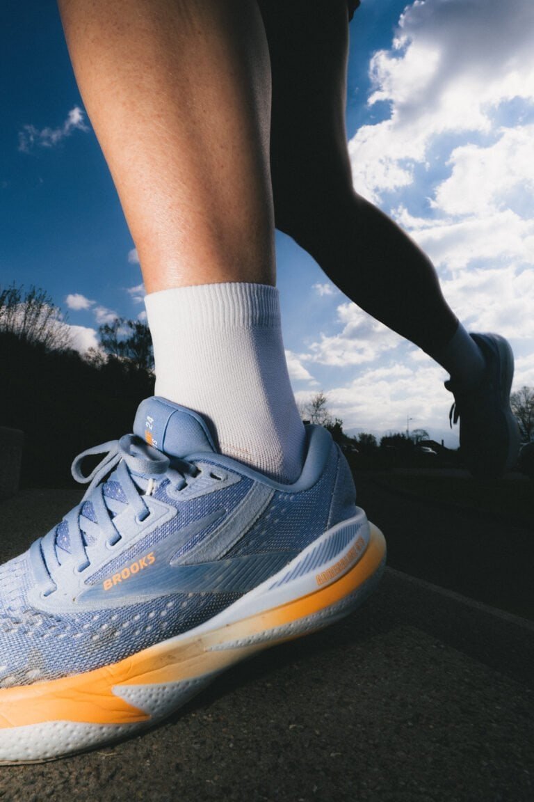 Chaussures de course Brooks avec vue de dessous, en mouvement en extérieur.