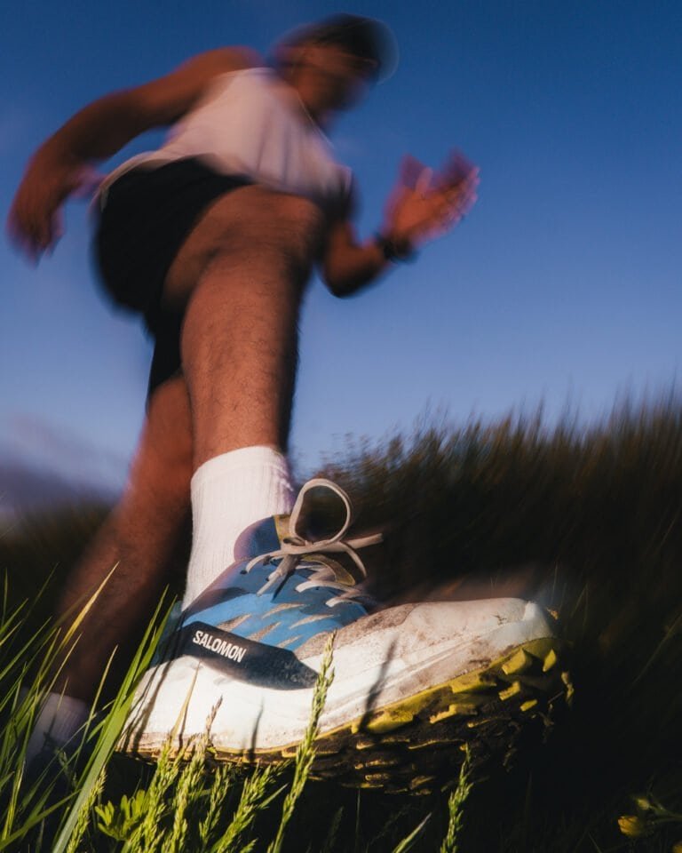 Courseur en mouvement sur un sentier en plein air.